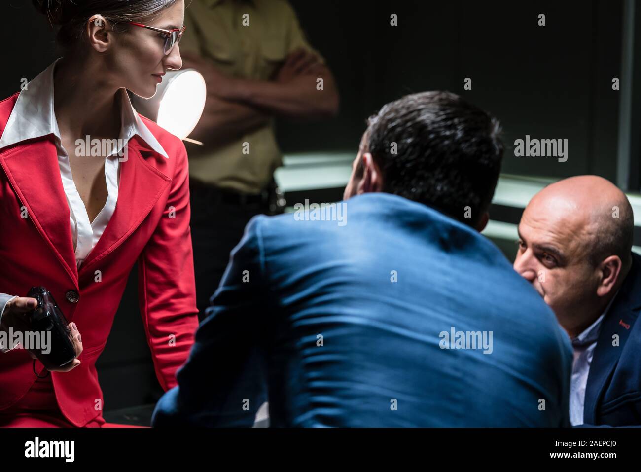 Dedicato procuratore femmina ascoltando la confessione di una mezza età sospetto Foto Stock