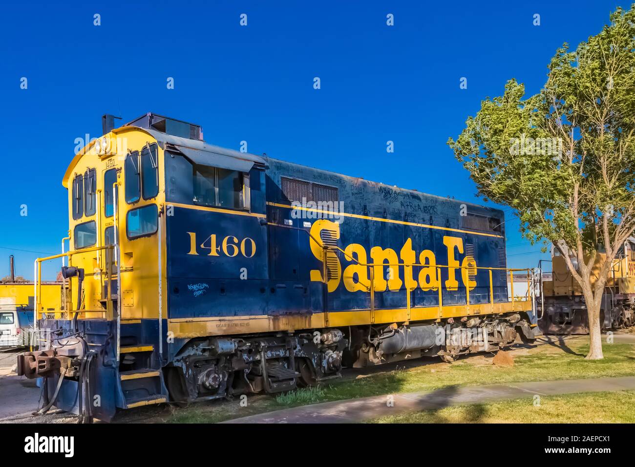 Motore di trasporto merci con schema colore blu e giallo sul display in America occidentale Museo Ferroviario presso l'Harvey House Railroad Depot vicino alla Route 66 in bar Foto Stock