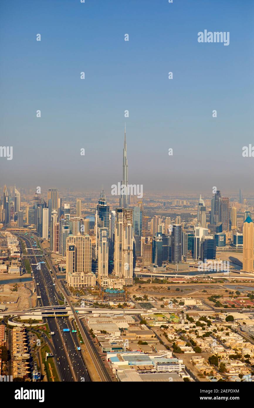 Vista aerea della città con il Burj Khalifa visto dall'elicottero, Dubai, Emirati Arabi Uniti Foto Stock