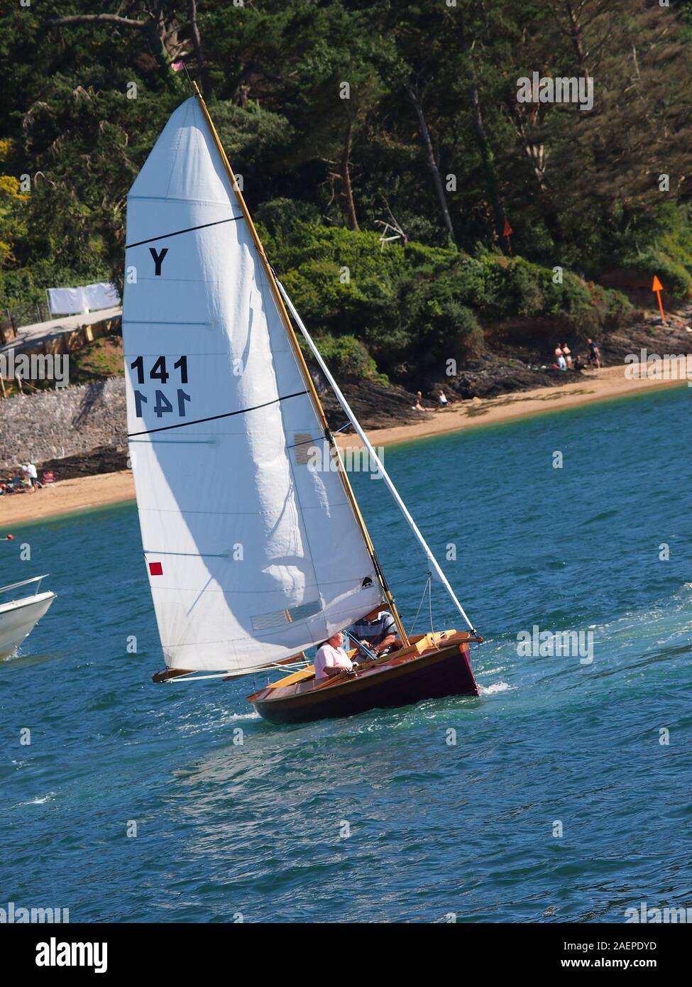 Una tradizionale barca a vela Salcombe Yawl sull'estuario del Salcombe nel Devon, Regno Unito. Foto Stock