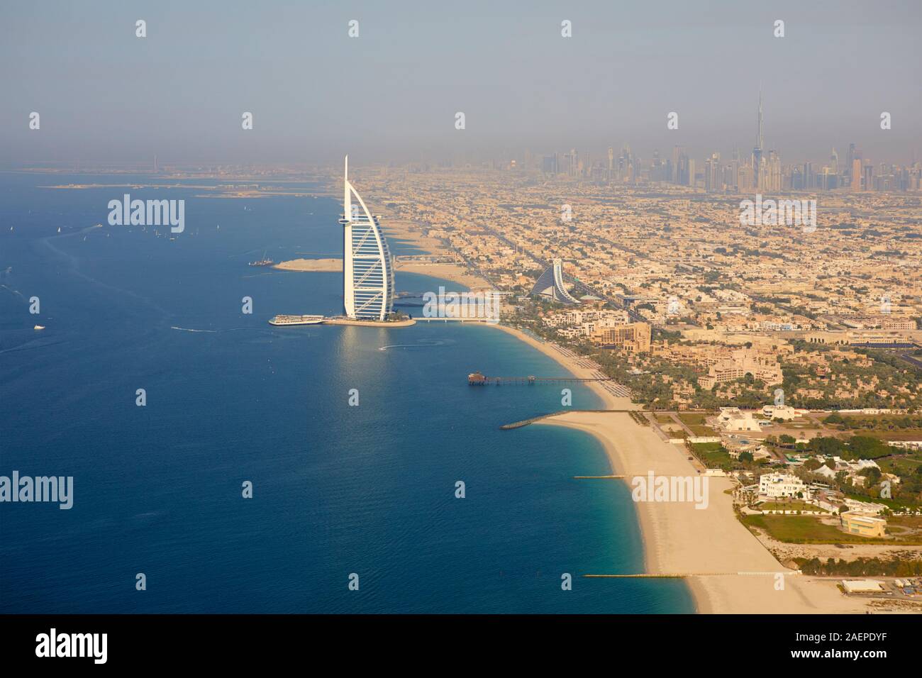 Vista aerea della città con la Al Arab visto dall'elicottero, Dubai, Emirati Arabi Uniti Foto Stock