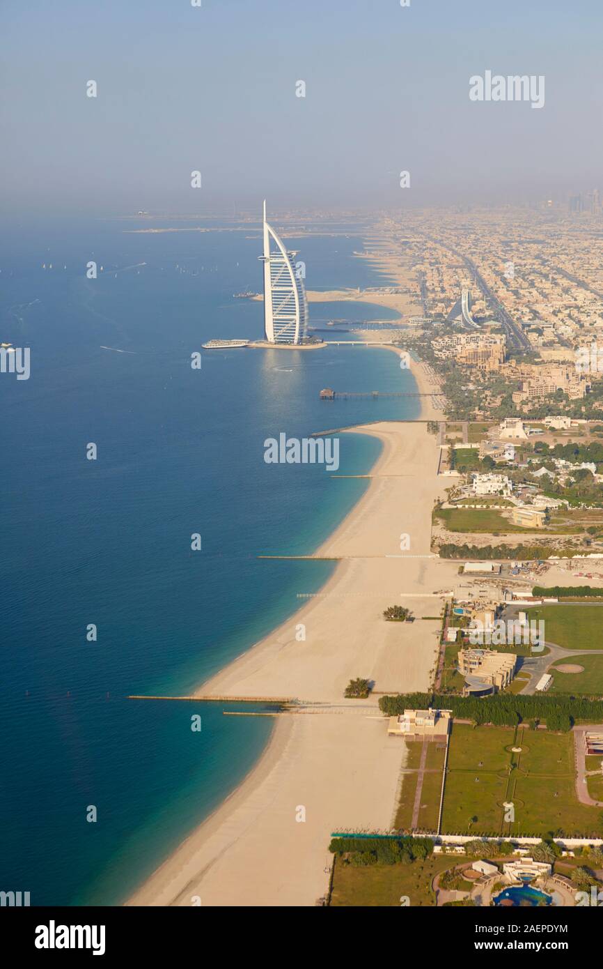 Vista aerea della città con la Al Arab visto dall'elicottero, Dubai, Emirati Arabi Uniti Foto Stock