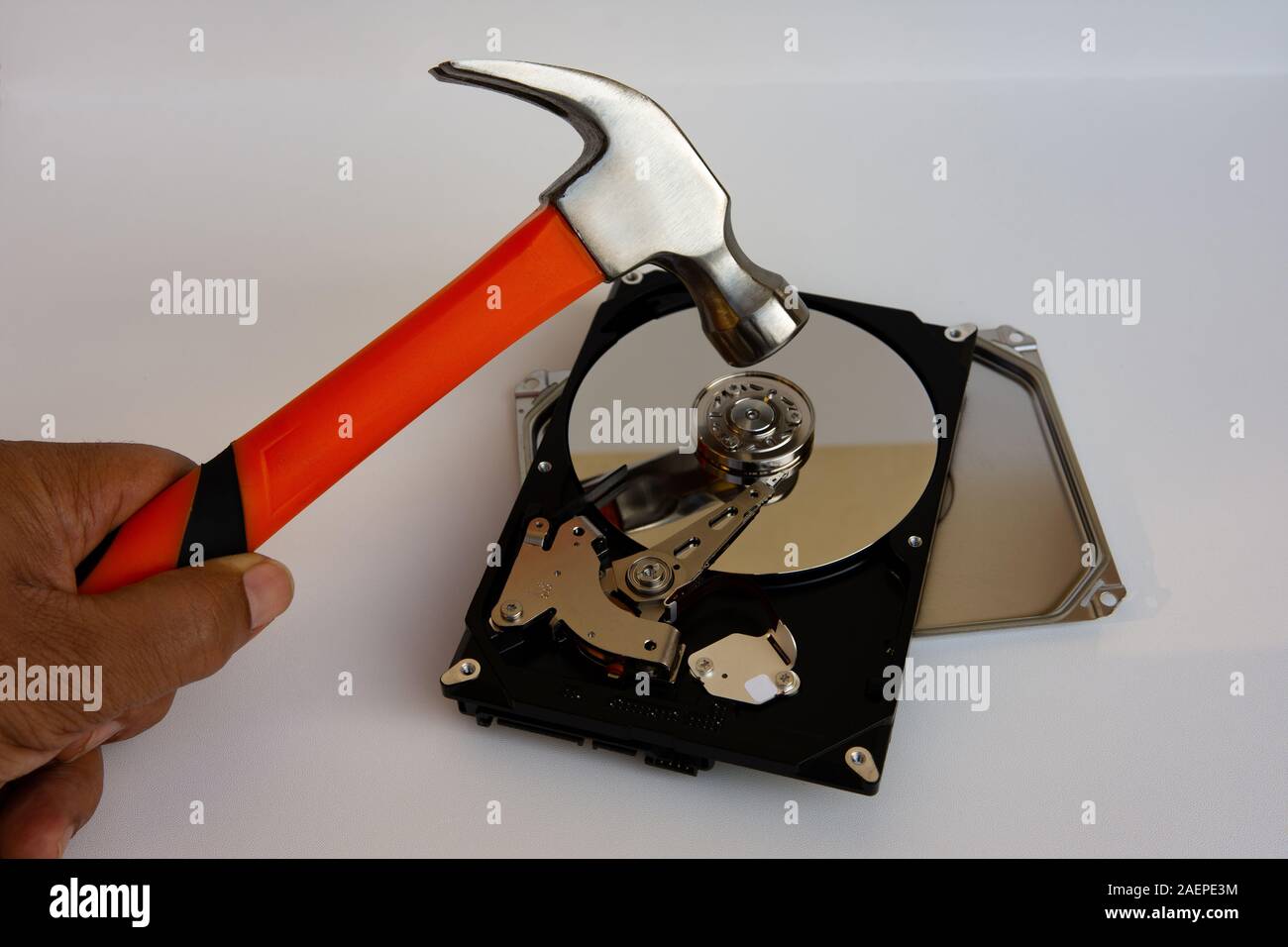 Smash i piatti per distruggere i dati dalle unità disco rigido - concettuale foto Foto Stock