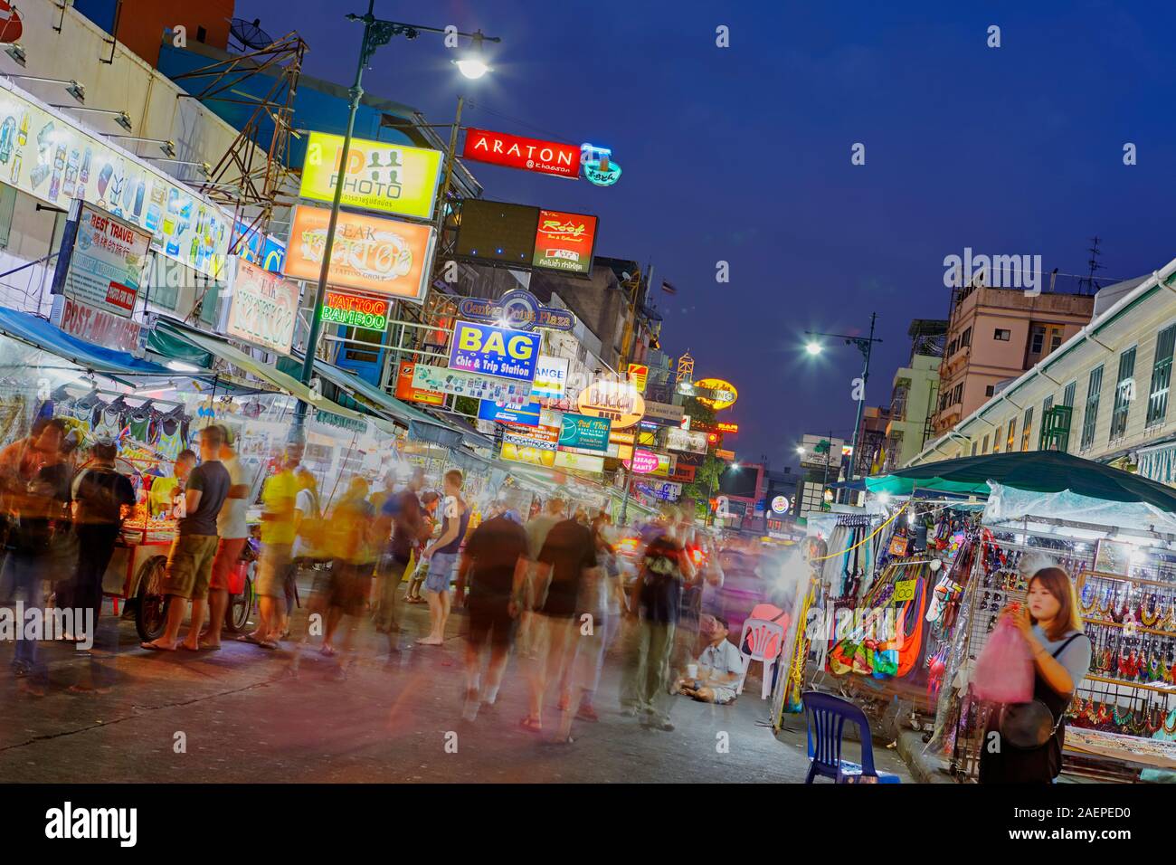 Khaosan Road di notte, Bangkok, Thailandia Foto Stock