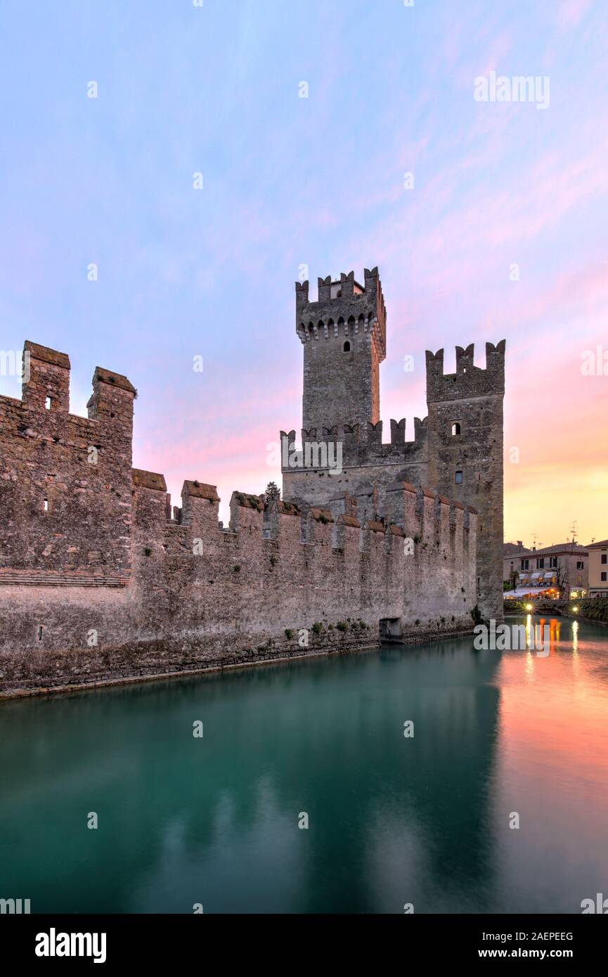 Il castello scaligero di Sirmione sul lago di Garda, al tramonto, Sirmione, Italia Foto Stock