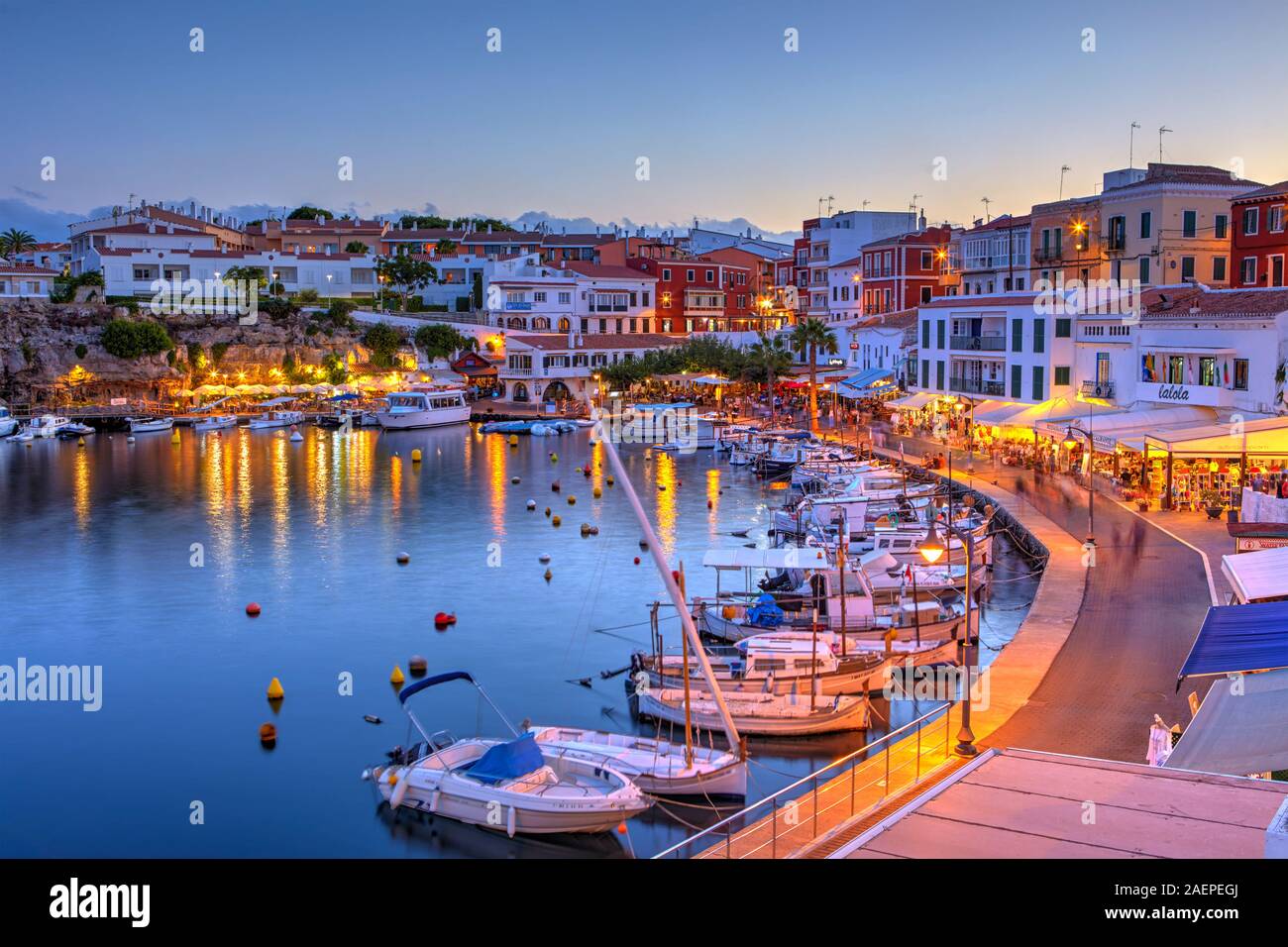 Il piccolo porto di Es Castell al crepuscolo, Menorca, isole Baleari, Spagna Foto Stock