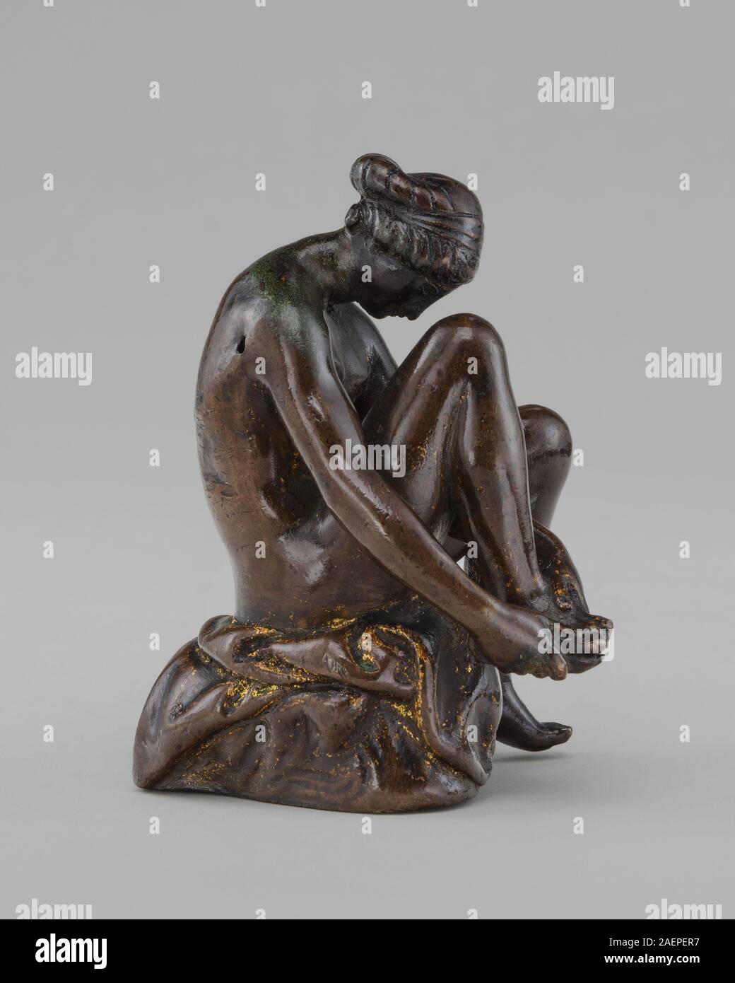 Una scultura del laboratorio di Barthélémy Prieur risalente all'inizio del XVII secolo raffigurante una donna che taglia le unghie, mostrando anatomia dettagliata, postura e attività domestica in stile rinascimentale francese. Foto Stock