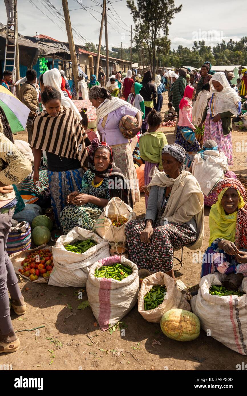 Etiopia, Amhara Region, Dabat, piccolo mercato locale, i venditori di verdure con sacchi di prodotto locali Foto Stock