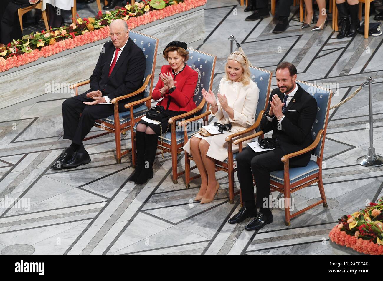 Oslo, Norvegia. Decimo Dec, 2019. Re norvegese Harald, Queen Sonja, Crown Prince Haakon e Crown Princess mette- Marit partecipare al Premio Nobel per la pace cerimonia presso il Municipio di Oslo il 10 dicembre 2019. Foto di Rune Hellestad/ Credito: UPI/Alamy Live News Foto Stock