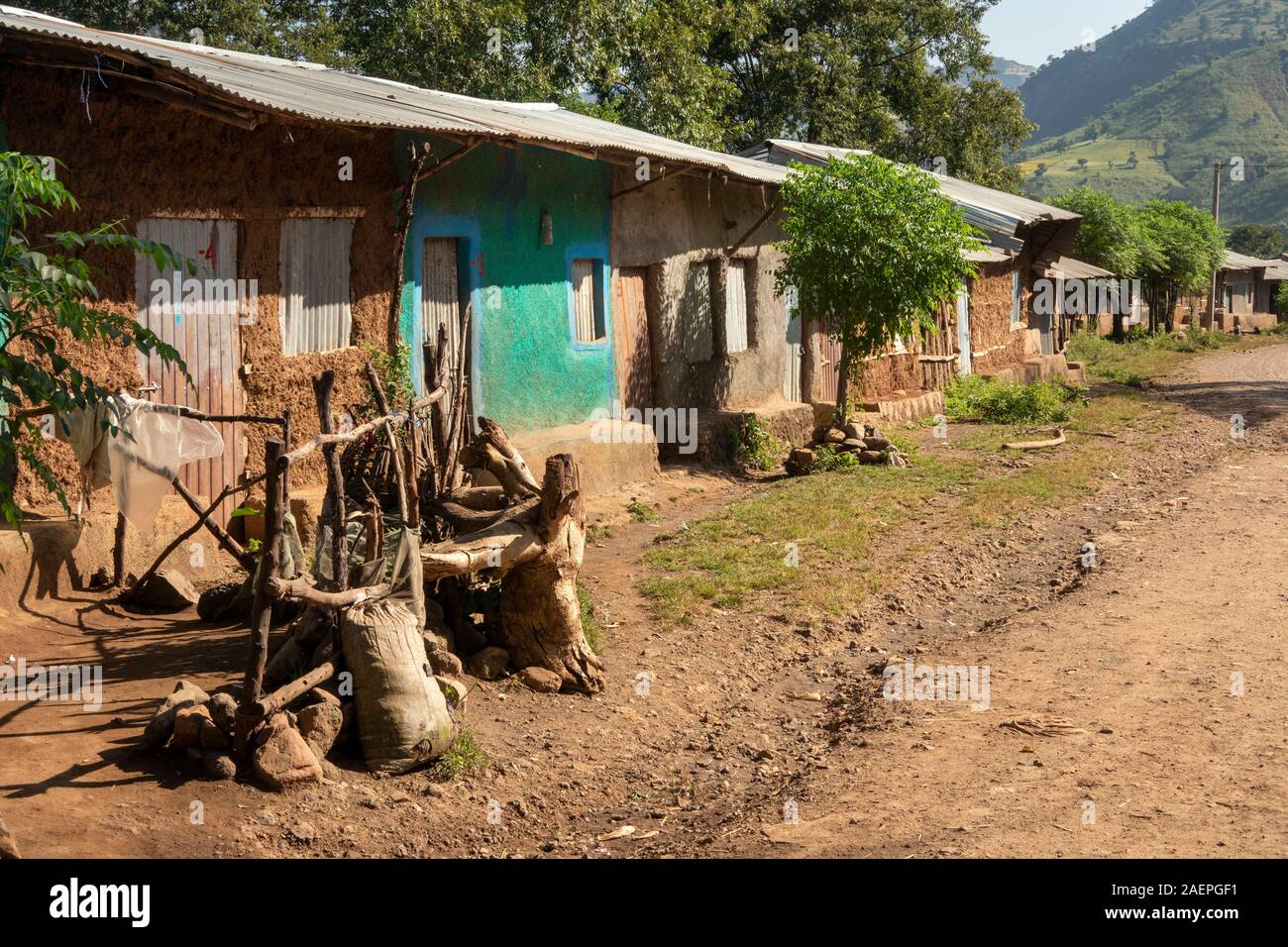 Etiopia, Amhara Region, Ambara, legno tradizionale e fango resi case di villaggio accanto a sbarcare alla strada Axum Foto Stock