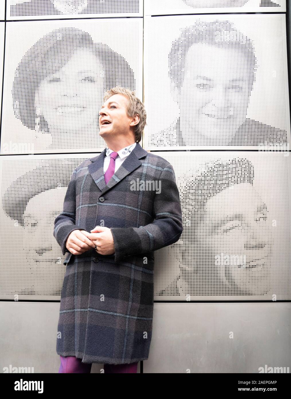 Julian Clary al London Palladium accanto alla sua immagine sulla London Palladium Muro delle Celebrità, Londra. Foto Stock