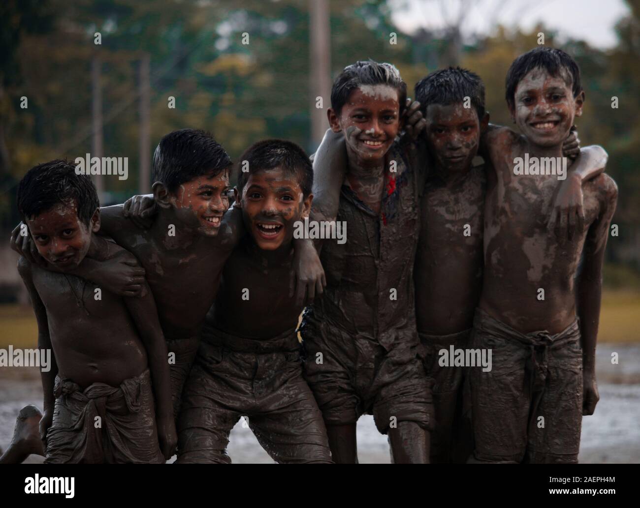 Alcuni bambini che stanno giocando sulla massa di fango Foto Stock