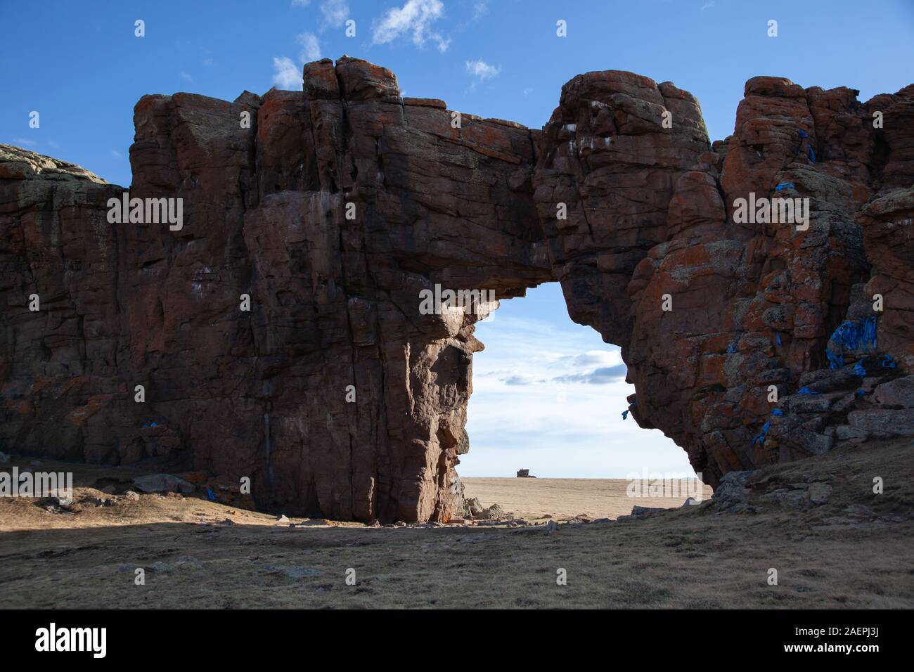 Arco di roccia in Mongolia nel giorno nuvoloso Foto Stock