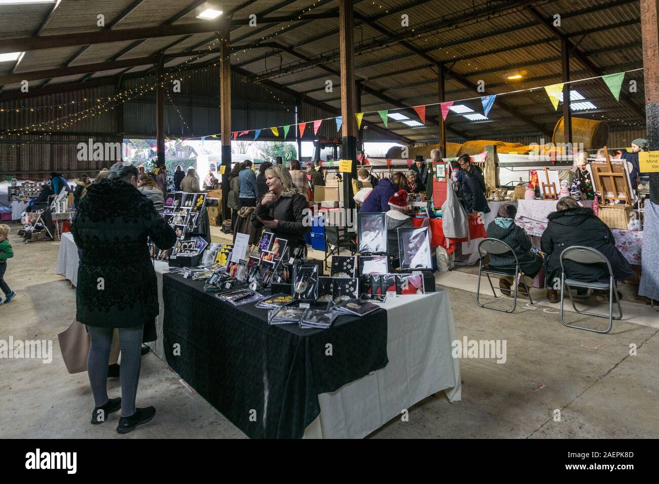 I visitatori di un Natale Fiera Artigianale tenuto in un vecchio granaio di Scotch Lodge Farm, Earls Barton, Northamptonshire, Regno Unito Foto Stock