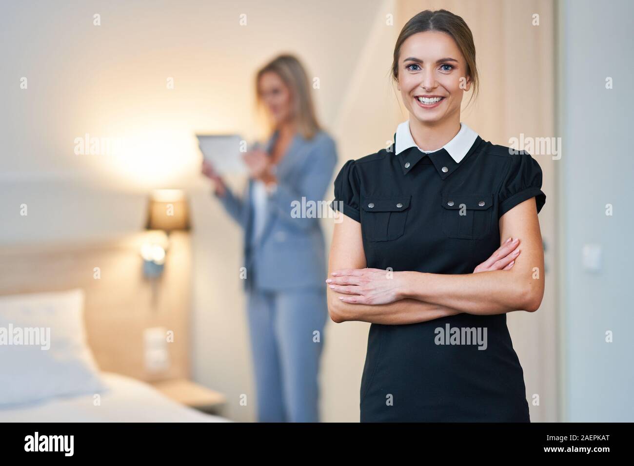 Adulto cameriera e hotel manager la pulizia della camera Foto Stock