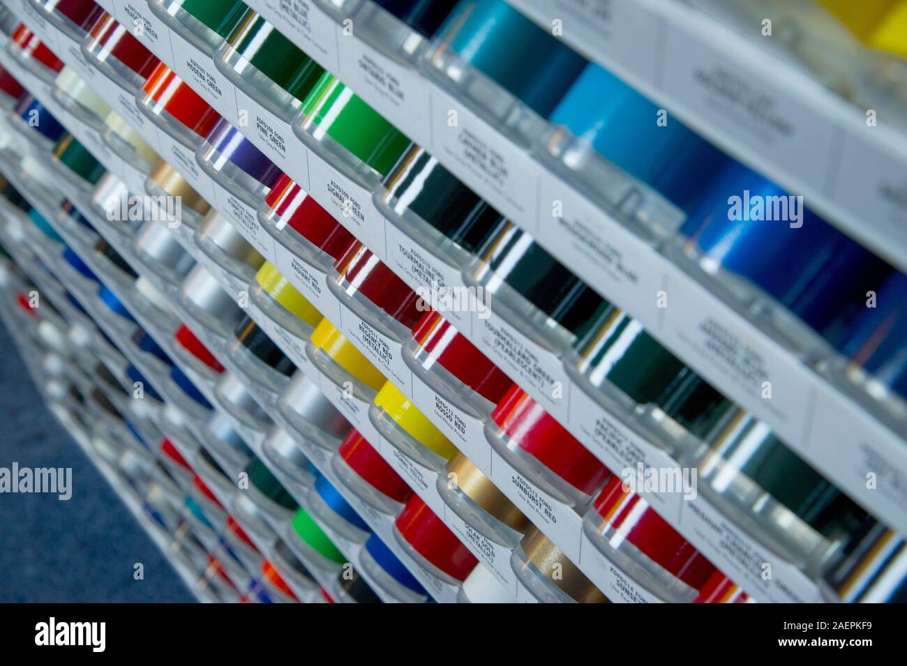 Righe di bombolette di vernice dell'auto in un motore fattori shop Foto Stock