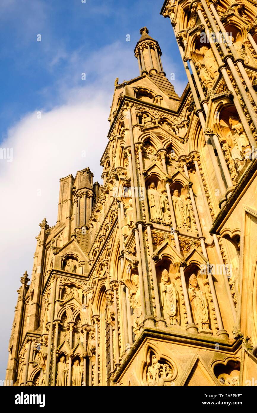 Wells è una cattedrale della città in Somerset REGNO UNITO. Da nicchie per statue sul fronte Ovest. Inizio gotico inglese architettura di stile Foto Stock