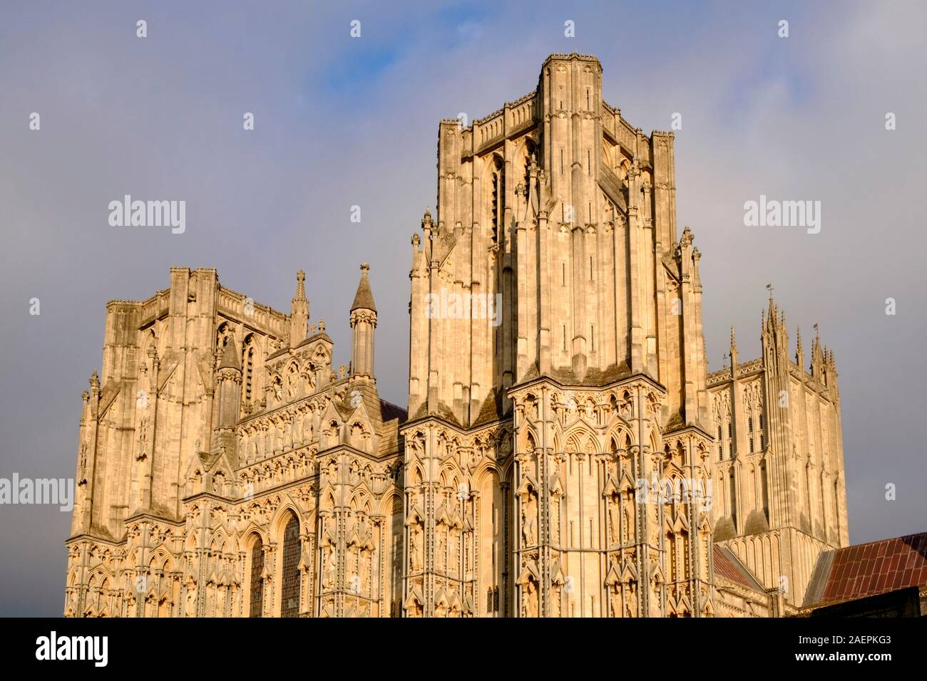 Wells è una cattedrale della città in Somerset REGNO UNITO la cattedrale in inverno il sole contro un cielo scuro; inizio gotico inglese. Foto Stock