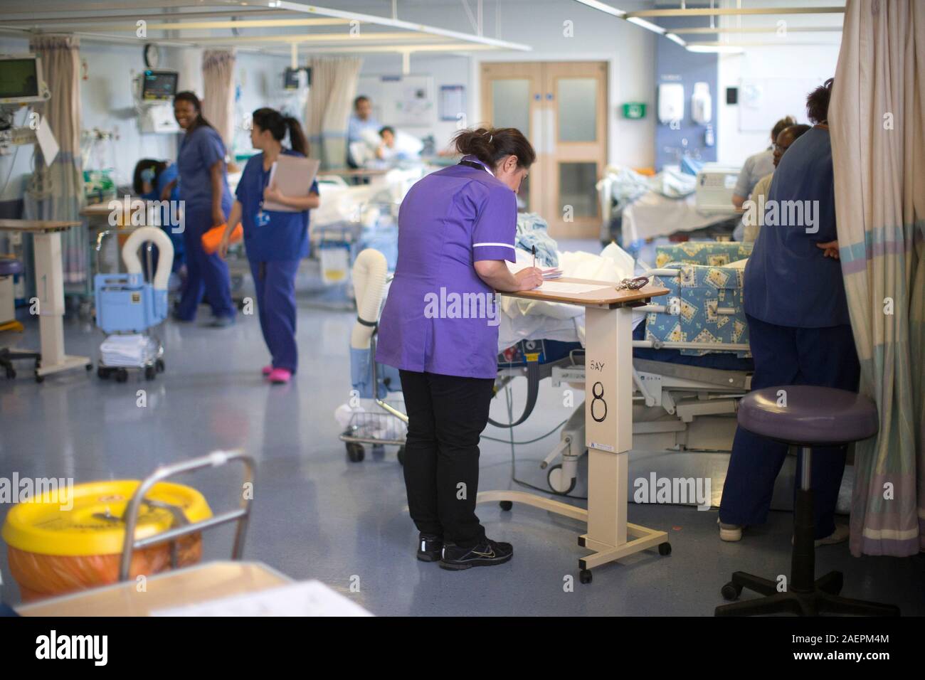 Un infermiere in corrispondenza di una stazione di lavoro in un ospedale di NHS Ward. Il NHS è sempre più sotto pressione con la mancanza di finanziamenti. Foto Stock