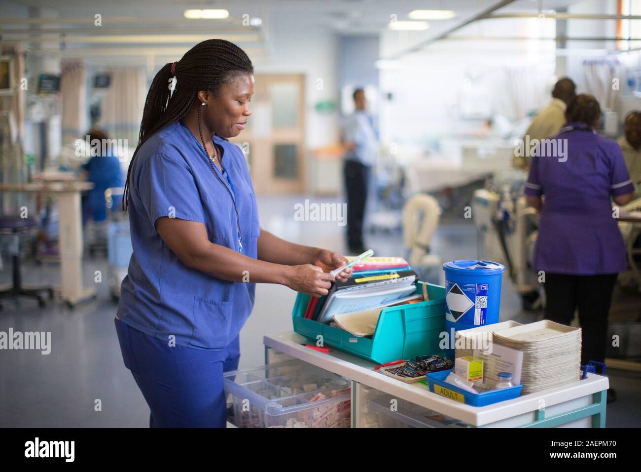Un infermiere in corrispondenza di una stazione di lavoro in un ospedale di NHS Ward. Il NHS è sempre più sotto pressione con la mancanza di finanziamenti. Foto Stock