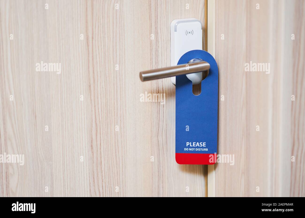 Piastra blu appesa sulla maniglia della porta di una stanza di un hotel Foto Stock