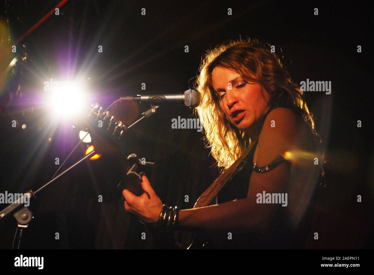 Blues gitarist e cantante Ana Popovic sul palco Foto Stock