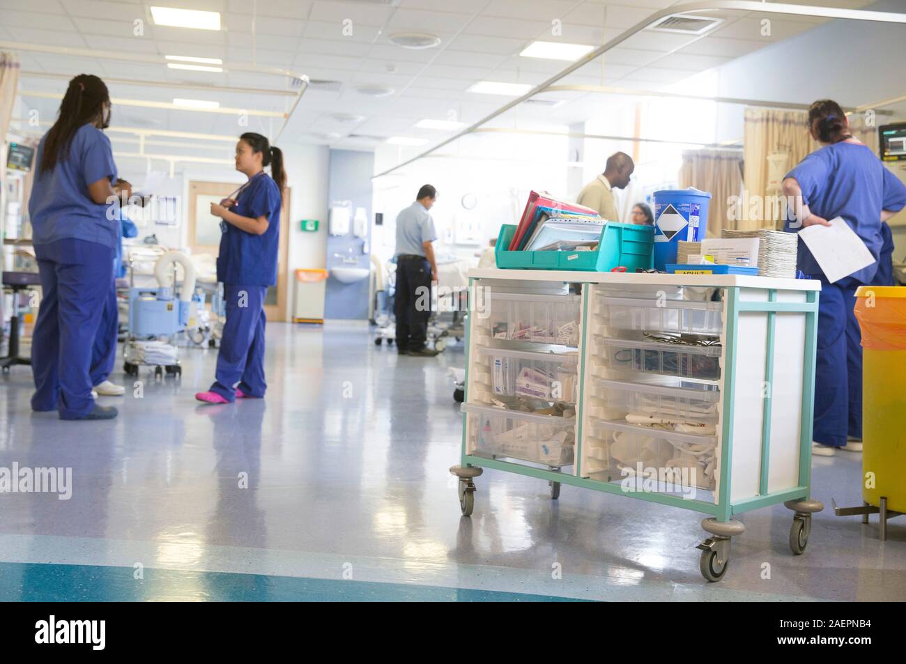 Un infermiere in corrispondenza di una stazione di lavoro in un ospedale di NHS Ward. Il NHS è sempre più sotto pressione con la mancanza di finanziamenti. Foto Stock