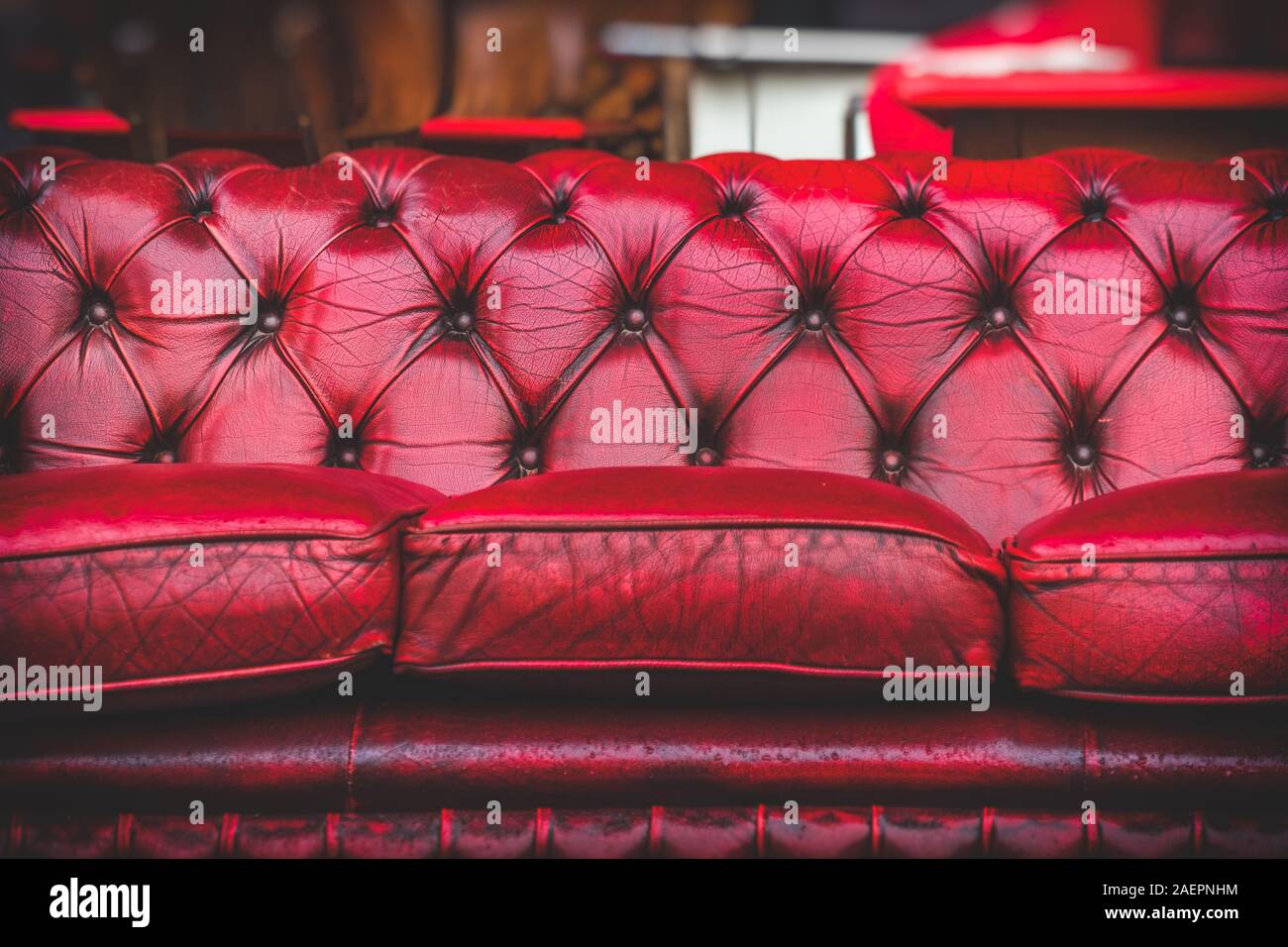 Svuotare i divani rossi in un accogliente salotto di vecchio stile vintage closeup Foto Stock