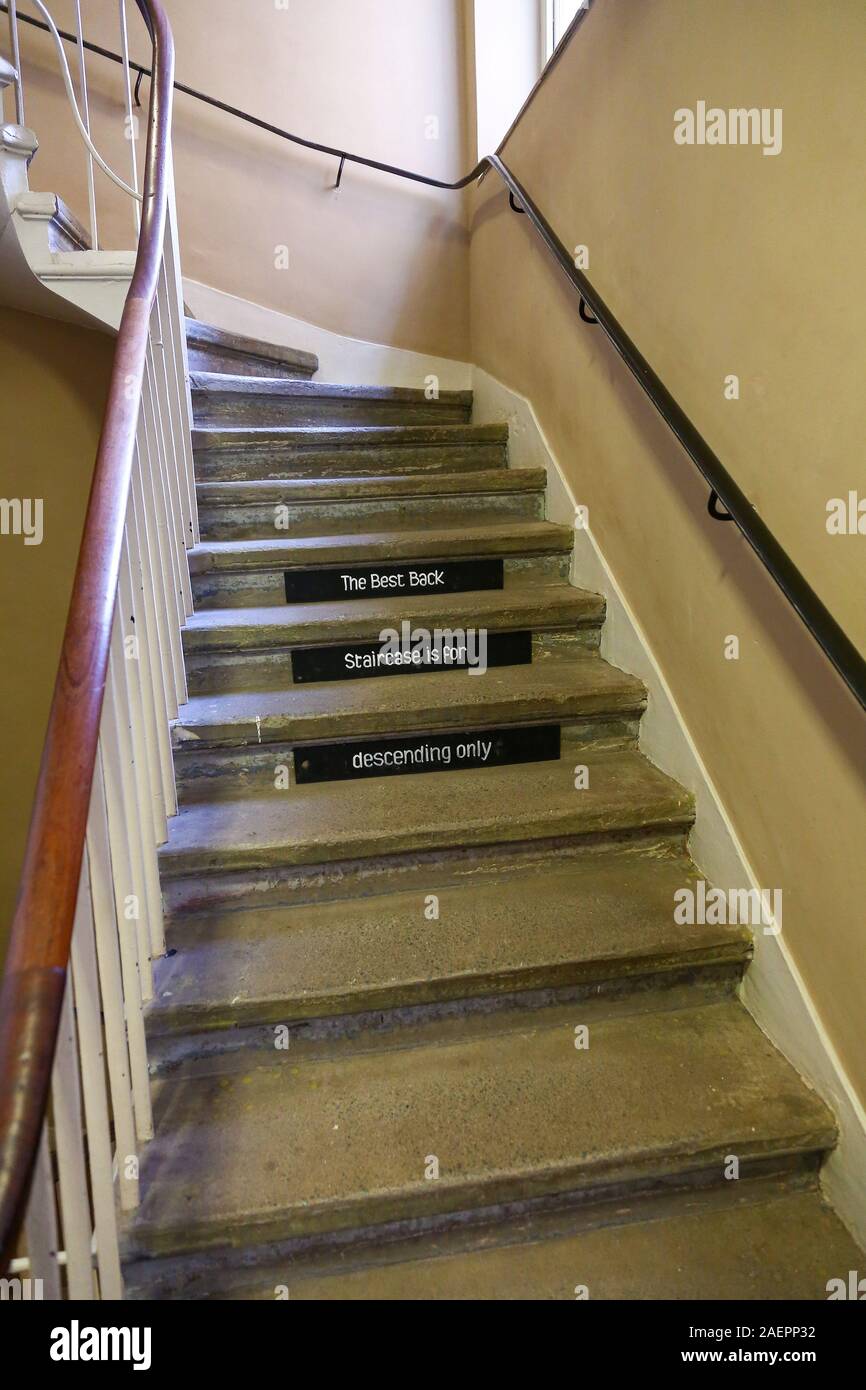 La scala di accesso o servi scale con un cartello che diceva "la migliore scala posteriore è per il solo discendente', al Attingham Park, Shropshire, Inghilterra, Regno Unito Foto Stock