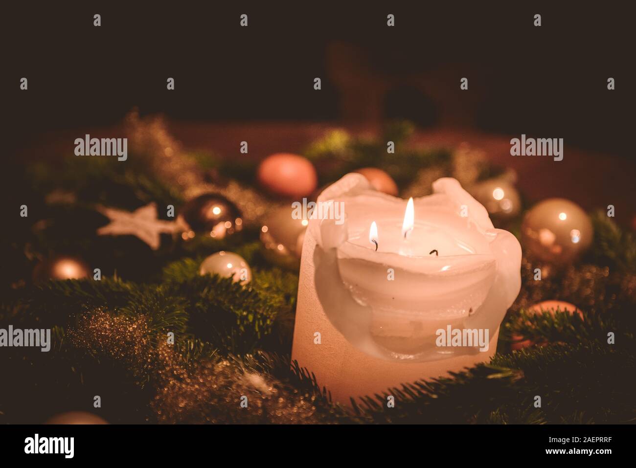 Illuminazione della candela sulla corona di Avvento durante il tempo di Natale Foto Stock
