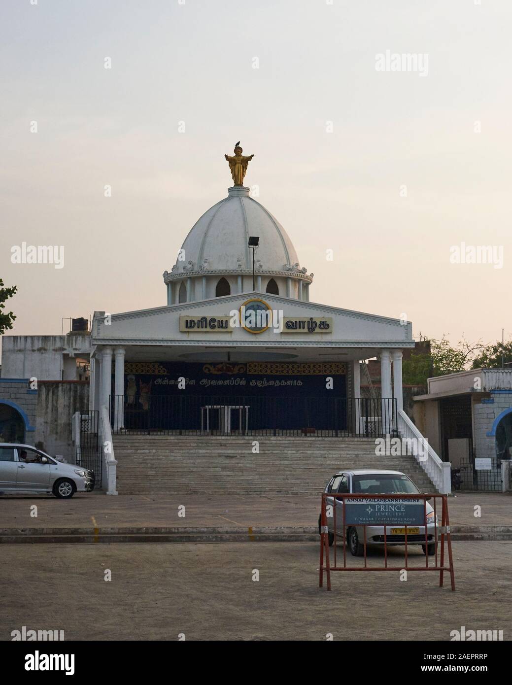 Una chiesa cattolica nella vicina spiaggia Elliots a Chennai, India Foto Stock