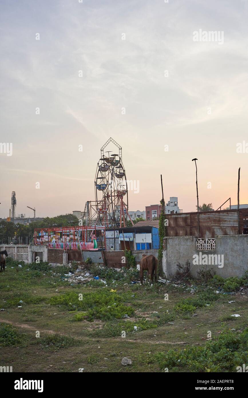 Ruota panoramica Ferris e rifiuti si accumulano sulla spiaggia Elliots a Chennai Foto Stock