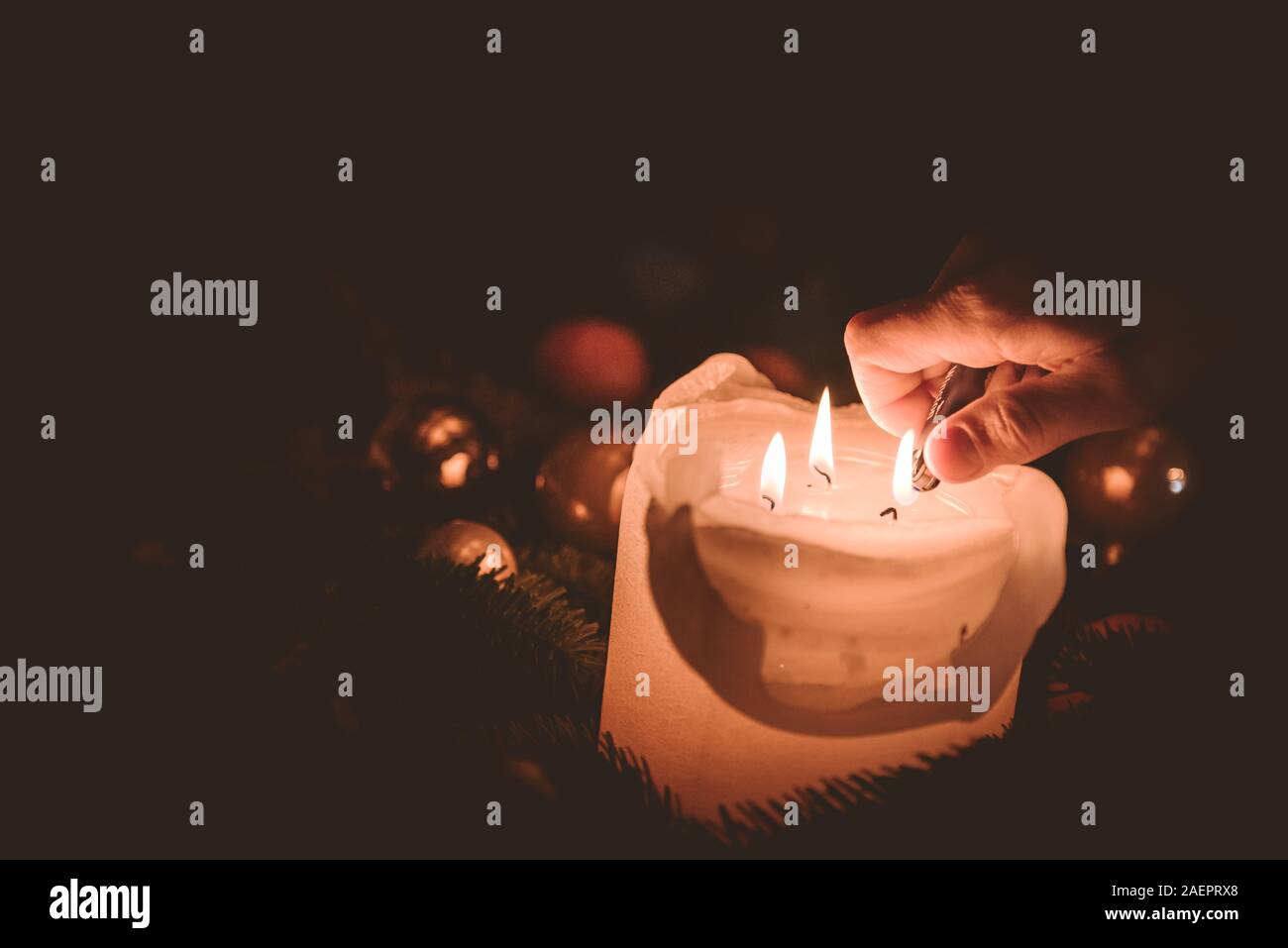 Illuminazione della candela sulla corona di Avvento durante il tempo di Natale Foto Stock