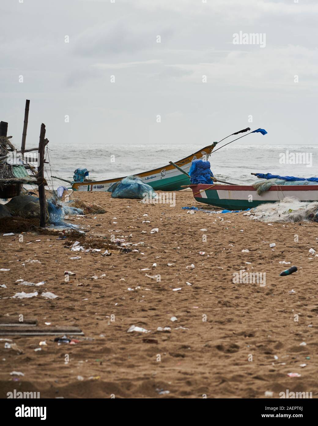 Barche da pesca e il cestino sulla spiaggia Elliots Foto Stock
