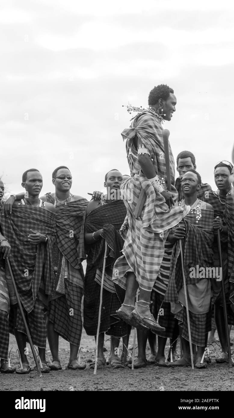 Stesso, Tanzania, 5 giugno, 2019: Guerrieri Maasai, salto impressionante haights per impressionare ladies Foto Stock