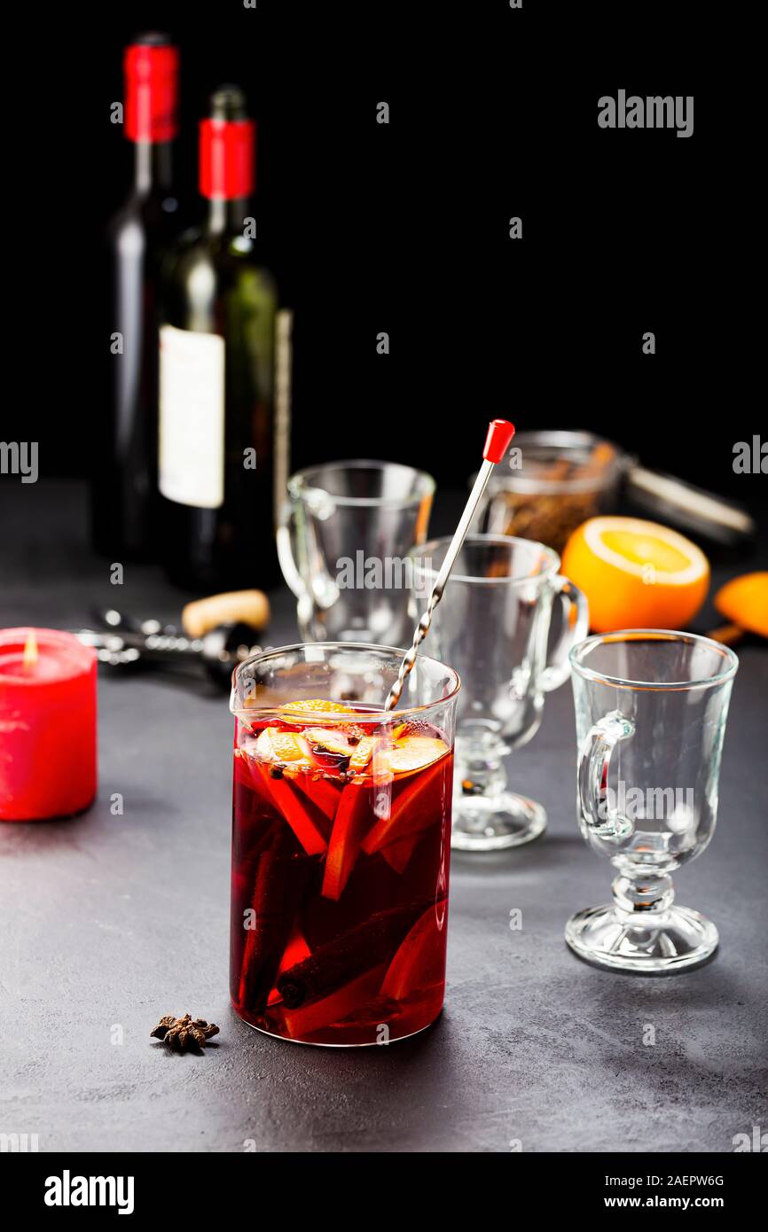 Natale rimuginassero, vino gli ingredienti di una ricetta, sfondo natale, camino, pietra grigia, bere per la cottura Foto Stock