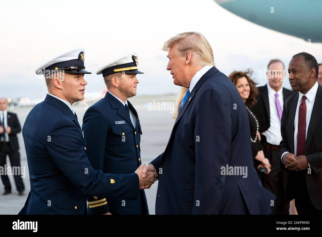 U.S presidente Donald Trump è salutato dalla United States Coast Guard il personale all'arrivo a Fort Lauderdale-Hollywood Aeroporto Internazionale Dicembre 7, 2019 a Fort Lauderdale, Florida. Trump è in Florida a parlare all'israeliano Consiglio Americano vertice nazionale incontro presso il Diplomat Beach Resort. Foto Stock