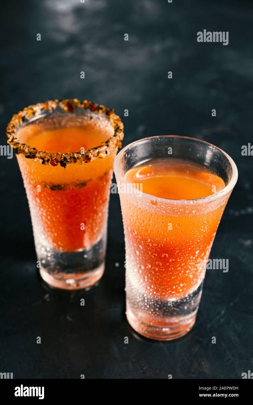 Vodka lemon, foglie di sedano, tabasco sale, succo salsa Tabasco, succo salsa Tabasco, la salsa worcestershire, succo guarnito, cocktail guarnito Foto Stock