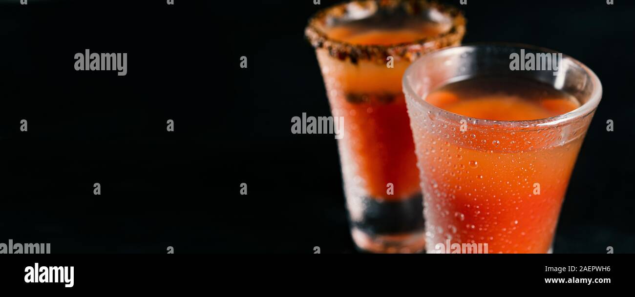 Maria cocktail, pomodori sedano, cruento tequila pomodoro, sangrita, pomodori ciliegia, freschi e deliziosi Foto Stock