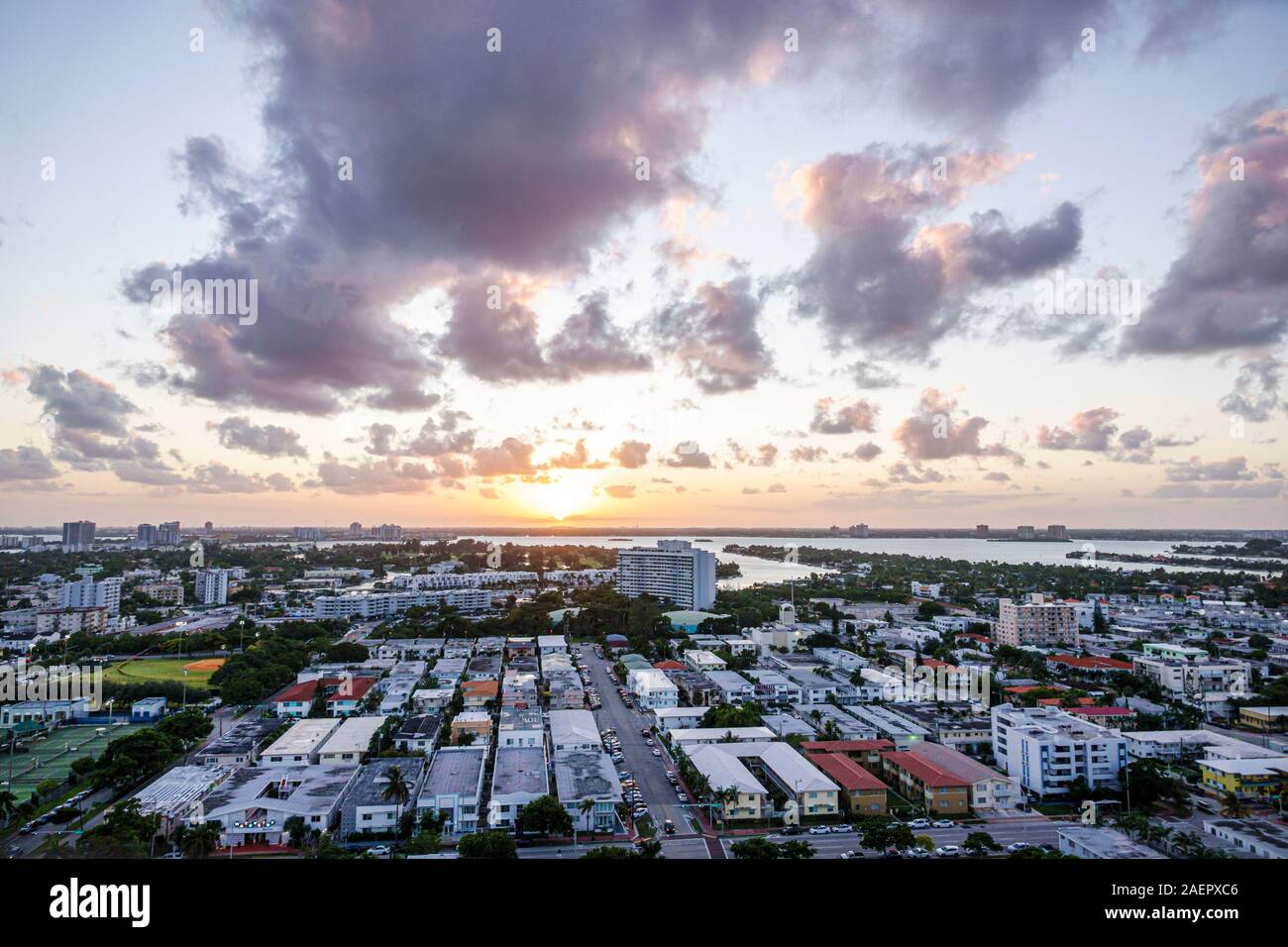 Miami Beach Florida, North Beach, skyline della città, tetti, Biscayne Bay, tramonto, FL190920182 Foto Stock