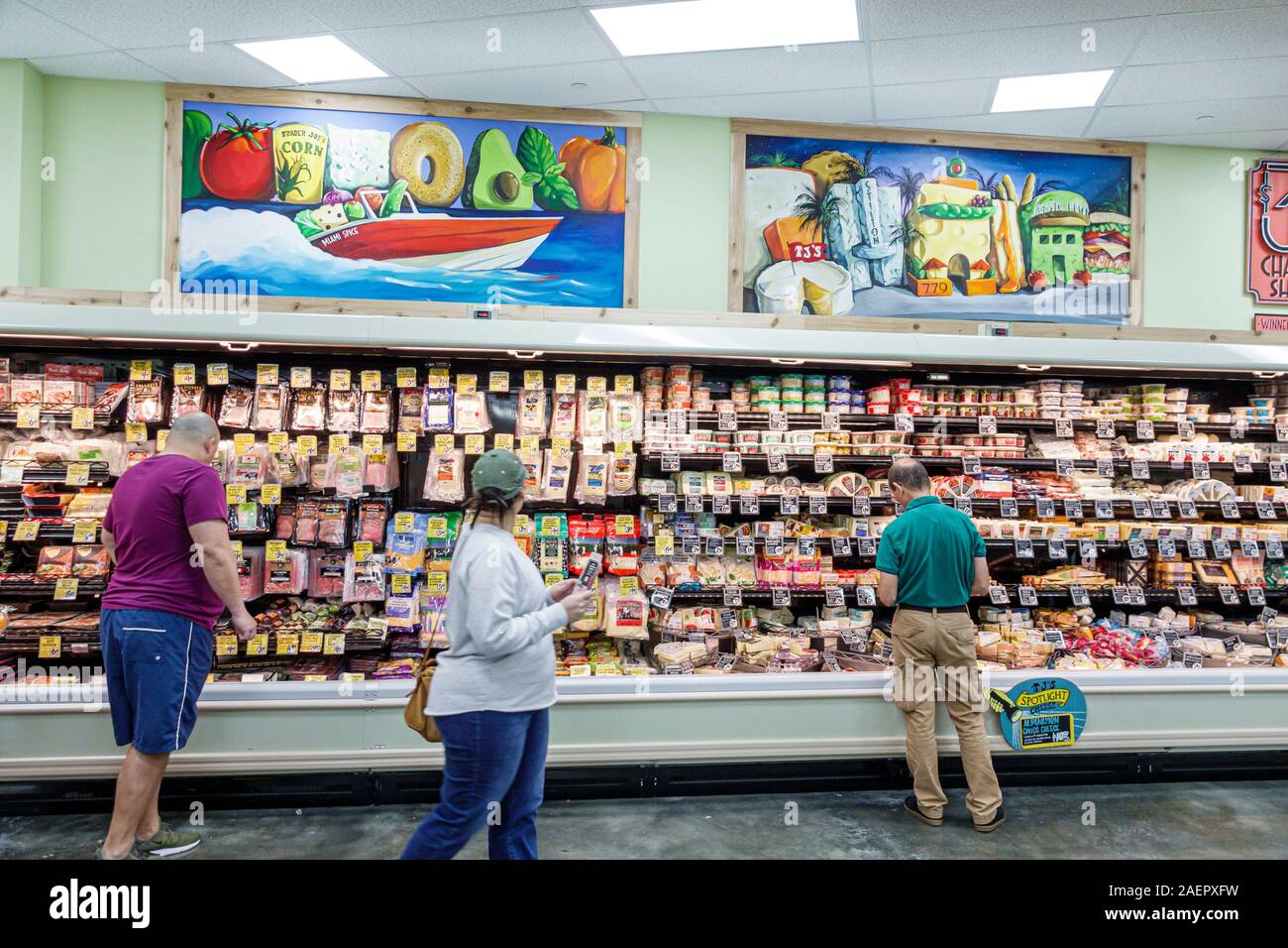 Miami Beach Florida, Trader Joe's, alimentari supermercato alimentari alimentari, shopping, interno, deli, formaggio, salumi, custodia refrigerata, donna, uomo, esposizione sal Foto Stock