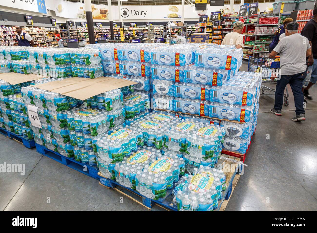 Miami Florida,Hialeah,Walmart,grandi magazzini di scatole di sconto,interno,shopping,drogherie,acqua in bottiglia,accatastato,corridoio,vendita esposizione,FL19102501 Foto Stock