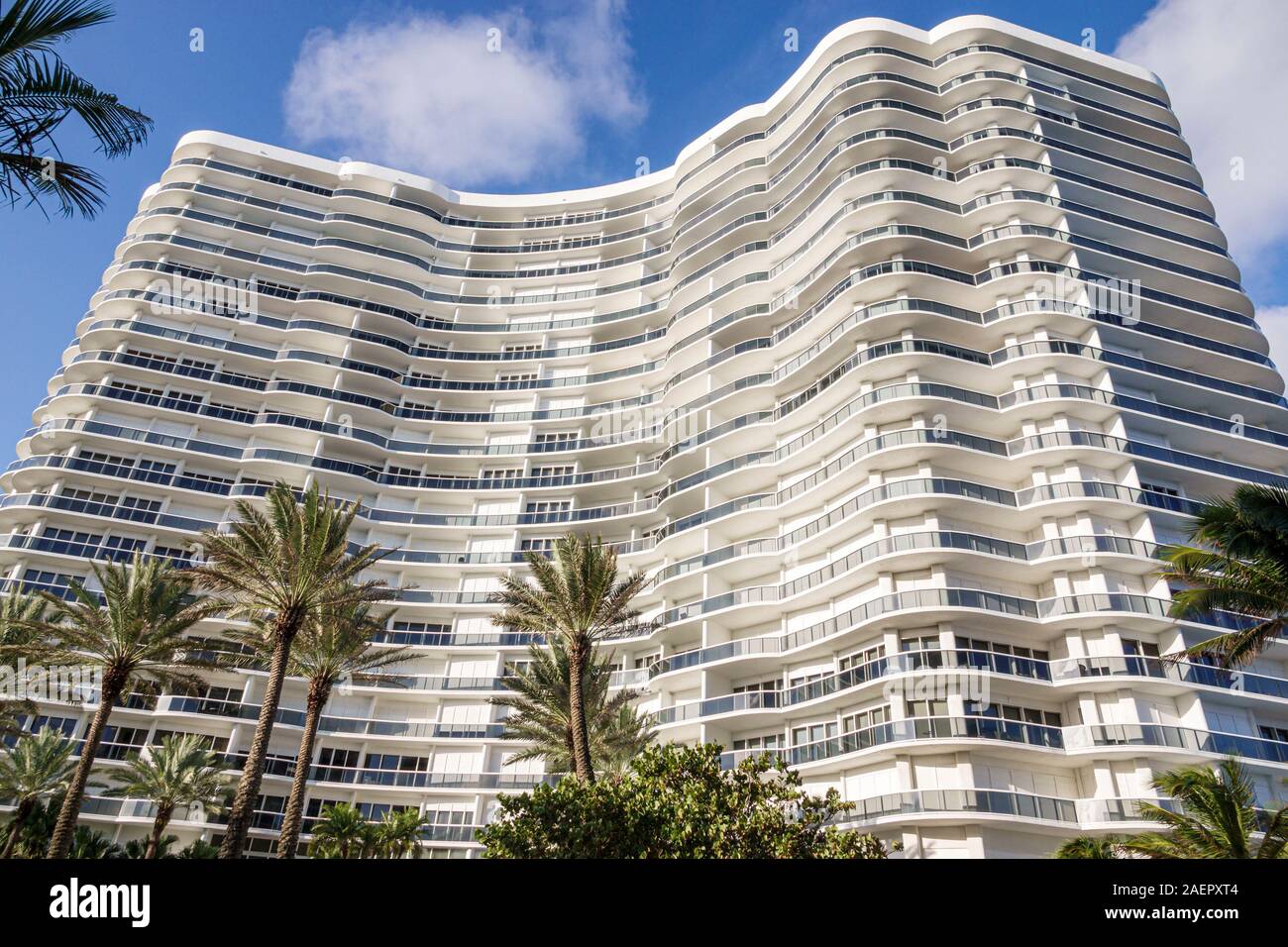 Miami Florida, Bal Harbour, Collins Avenue, Majestic Towers, condominio, alto, immobile residenziale, esterno dell'edificio, persiane uragano, balconi, Foto Stock