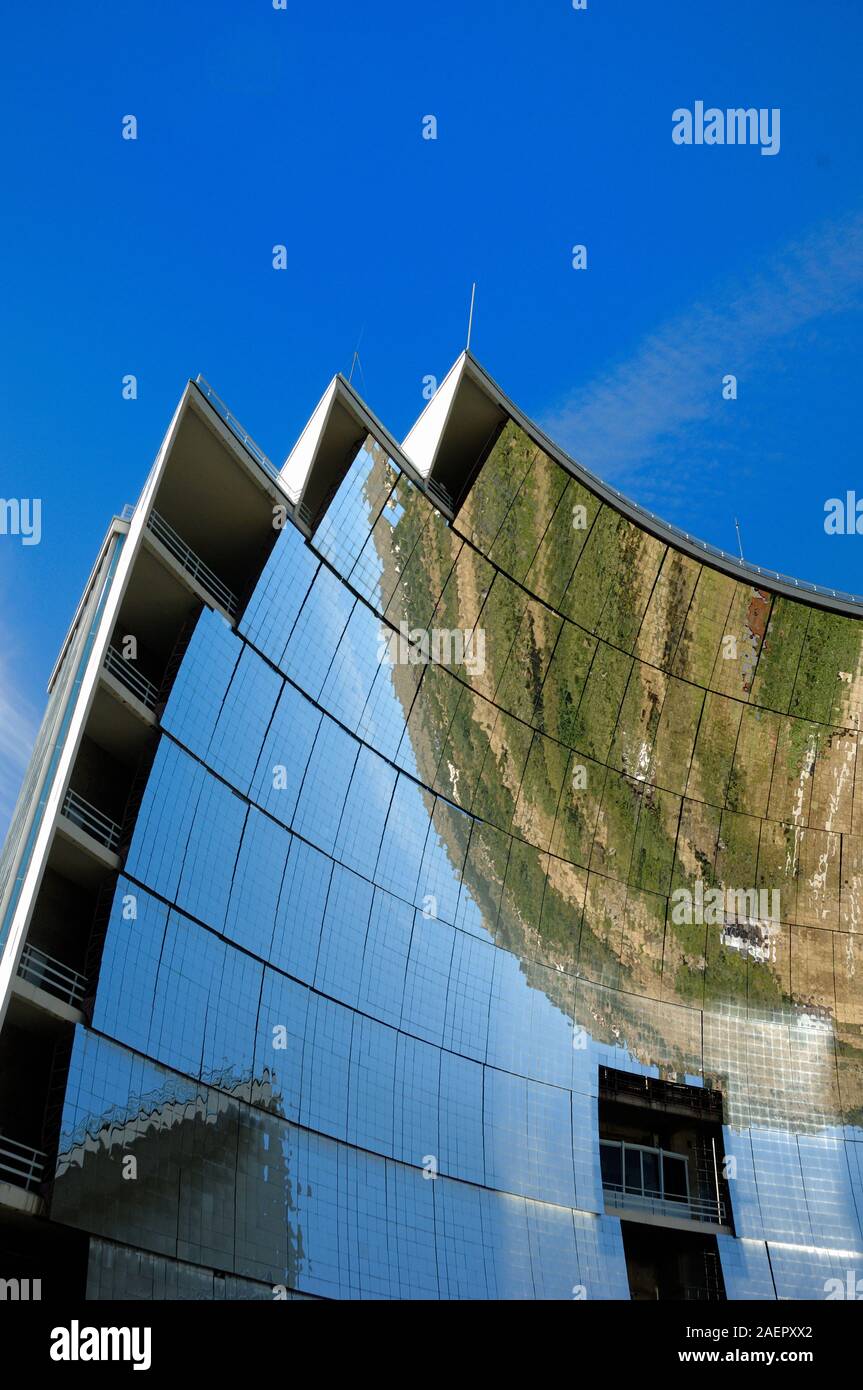 Gli specchi riflettenti & Heliostats del forno solare (costruito 1962-68)  Solar Power Plant, o energia solare, a Odeillo o Font-Romeu-Odeillo-Via  Francia Foto stock - Alamy