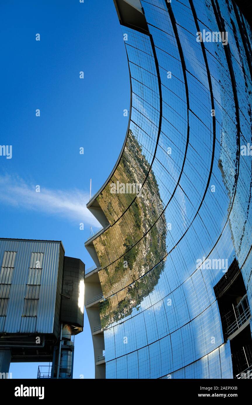 Gli specchi riflettenti & Heliostats del forno solare (costruito 1962-68) Solar Power Plant, o energia solare, a Odeillo o Font-Romeu-Odeillo-Via Francia Foto Stock