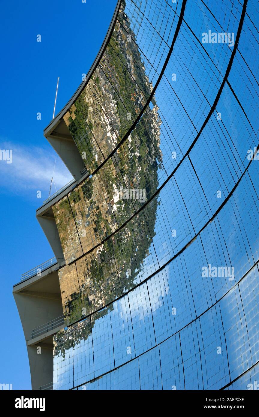Gli specchi riflettenti & Heliostats del forno solare (costruito 1962-68) Solar Power Plant, o energia solare, a Odeillo o Font-Romeu-Odeillo-Via Francia Foto Stock