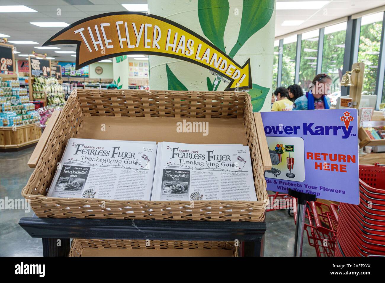 Miami Beach Florida, Trader Joe's, alimentari supermercato negozio alimentare, shopping, interni interni, pubblicità di vendita Fearless Flyer, FL191110019 Foto Stock