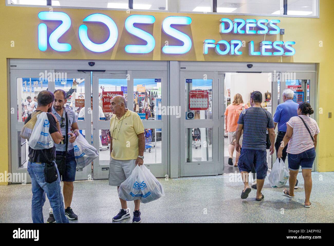 Miami Beach Florida, shopping, Ross Dress for less, discount grandi magazzini, ingresso, uomo, shopping, borse, amici, parlare, FL191110013 Foto Stock