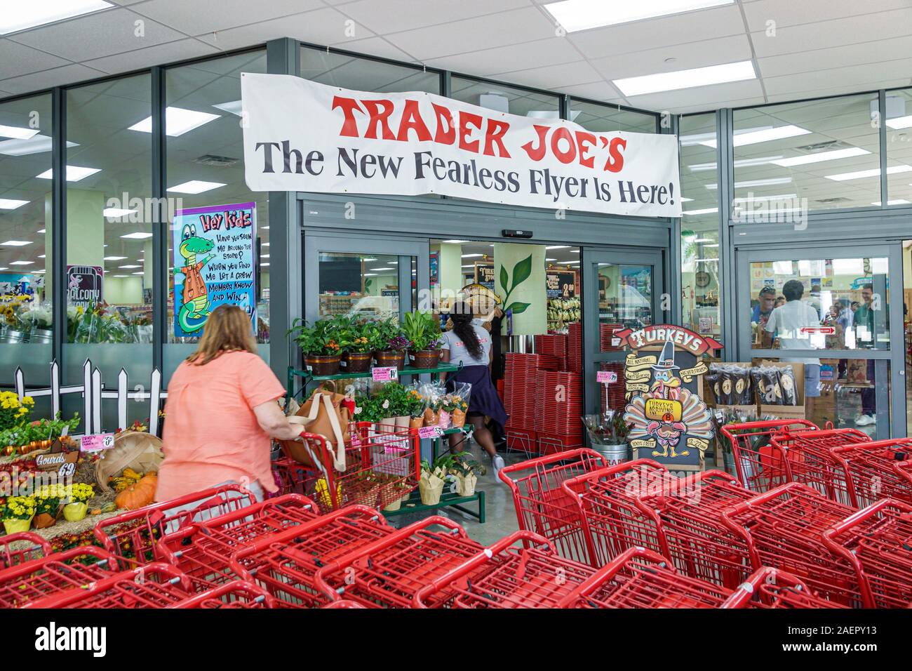 Miami Beach Florida, Trader Joe's, negozio di alimentari alimentari alimentari alimentari supermercato, shopping, ingresso anteriore, piante casa, carrelli, donna, spingendo, FL191110018 Foto Stock