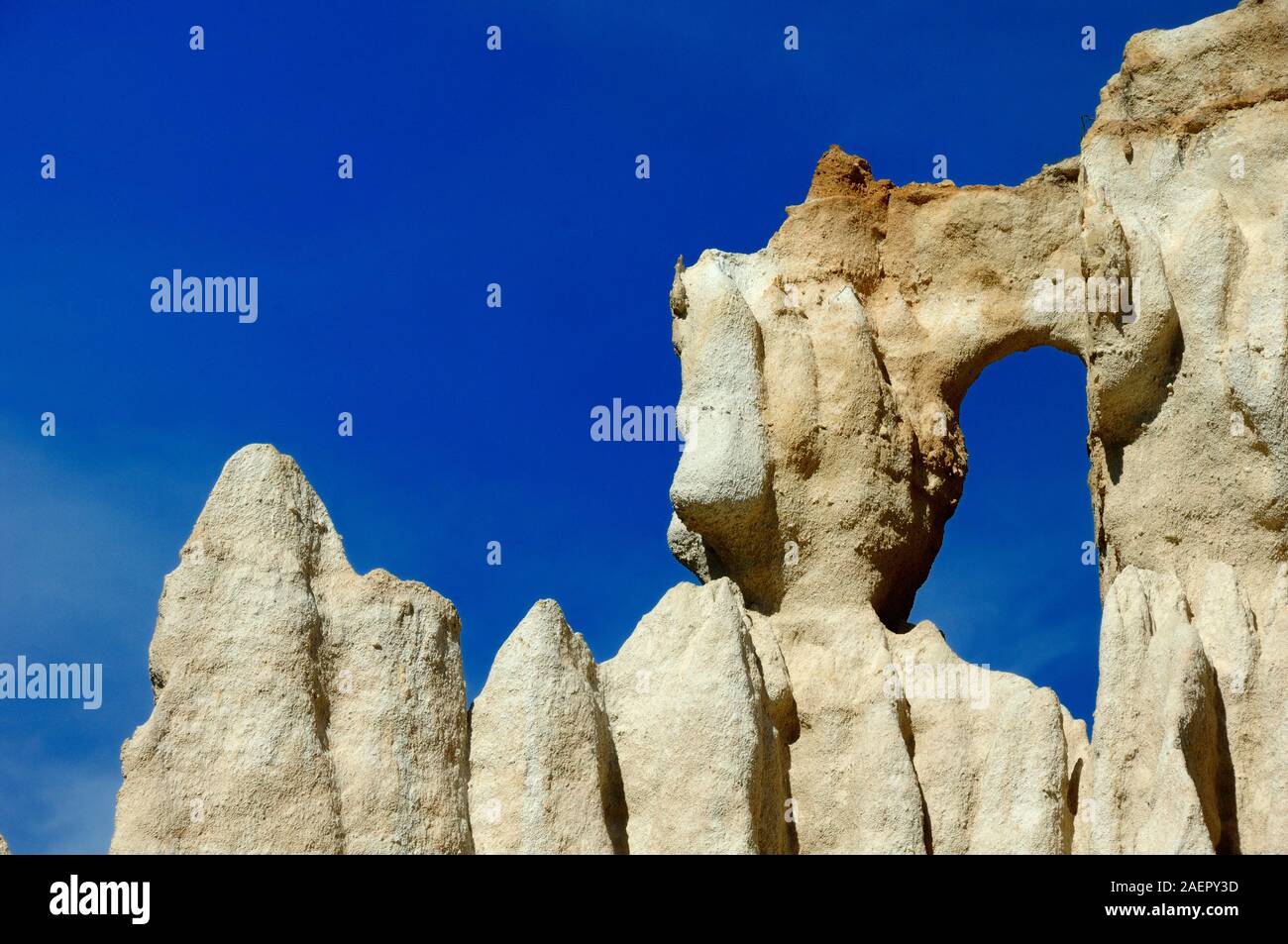 Eroded Rock Formations & Rock Hole o Rock Window 'Les Orgues' Ille-sur-Têt Pyrénées-Orientales Francia Foto Stock